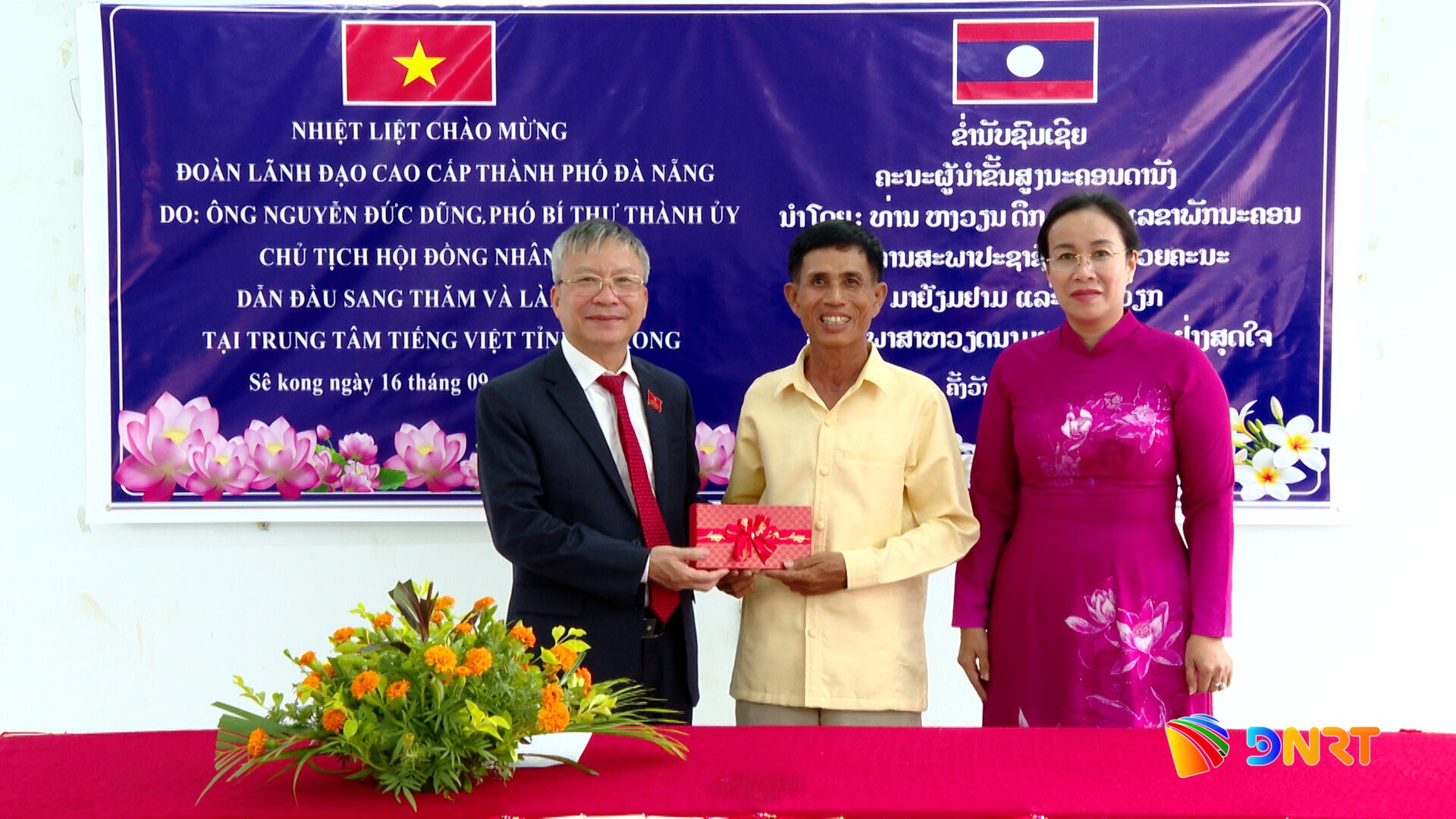 Chu tich tang qua giao vien Trung tam sekong