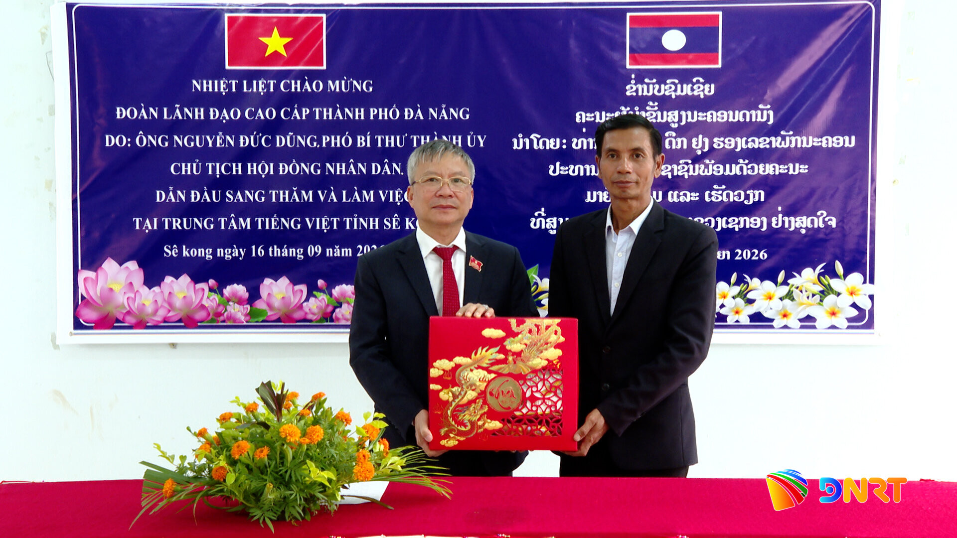 Chu tich tang qua trung tam sekong