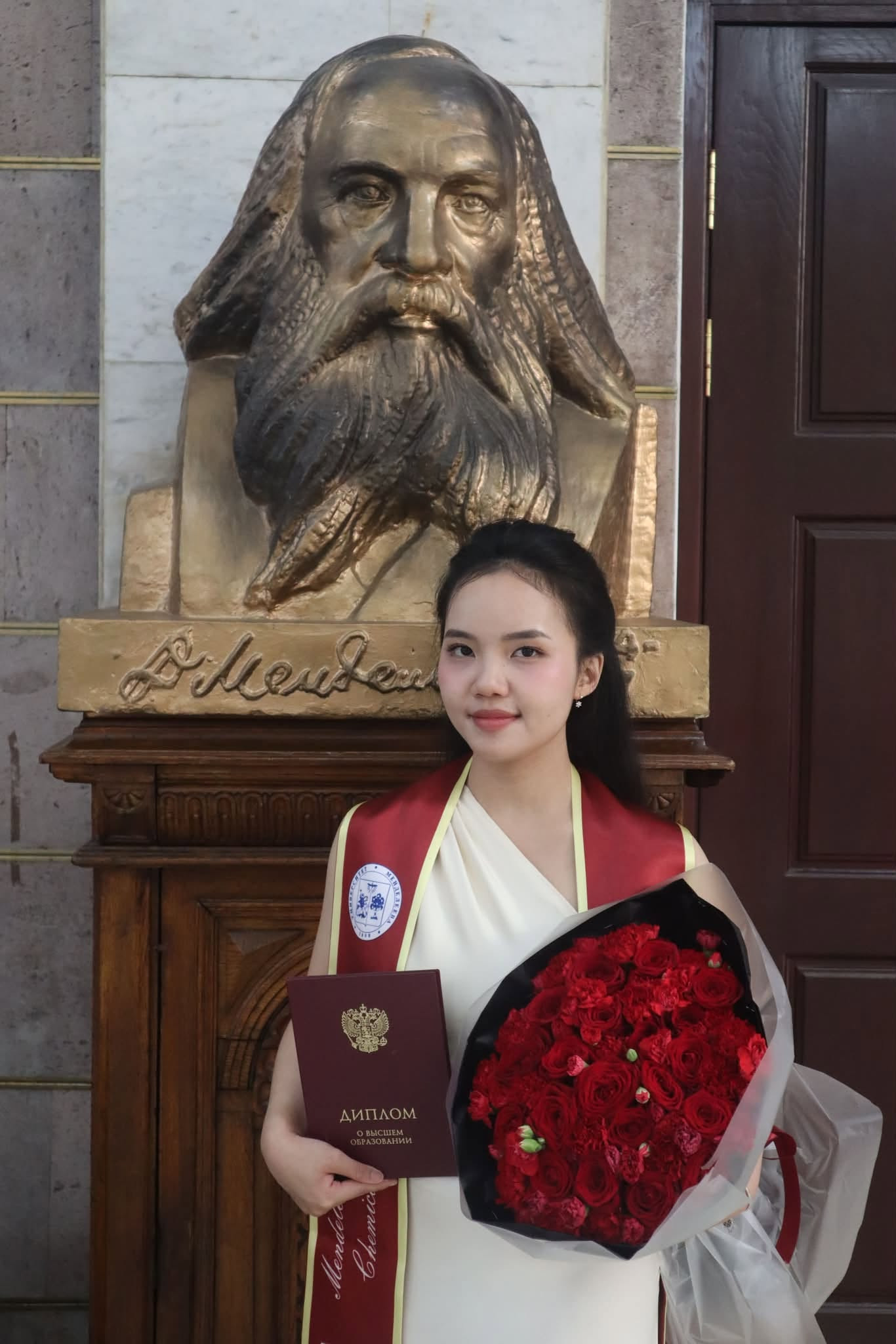 Có thể là hình ảnh về hoa cát tường và văn bản cho biết 'Bdende AИnЛOM AИn'