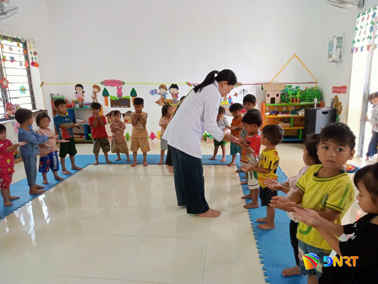 nhan-vien-y-te-huong-dan-tre-mam-non-rua-tay-sach-bang-xa-phong.jpg