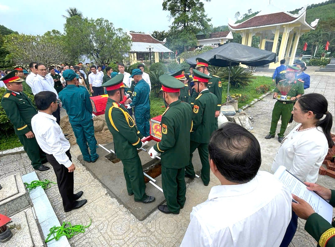 Quang cảnh an táng hai hài cốt liệt sĩ được tìm kiếm, quy tập tại xã Trà Giáp về Nghĩa trang liệt sĩ Trà My. Ảnh: VĂN BÌNH
