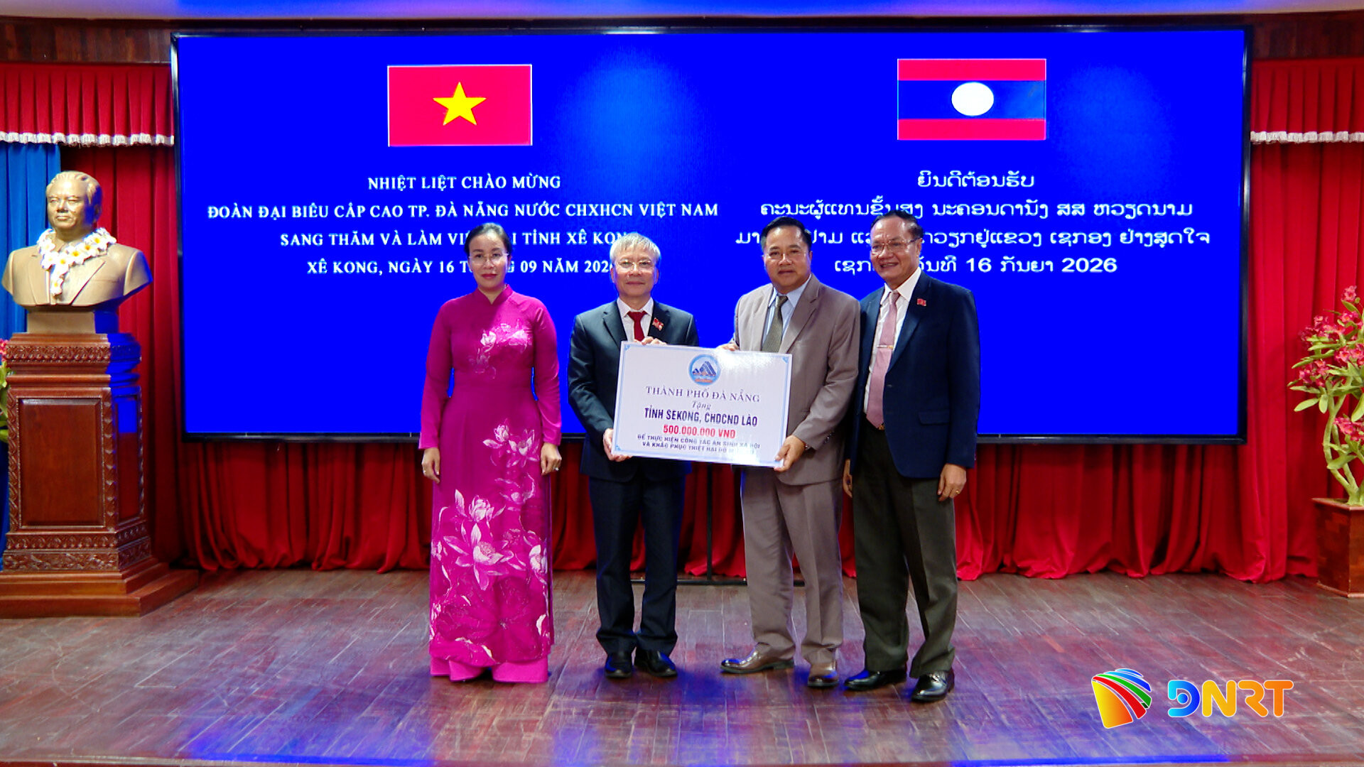 Phó Bí thư Thành ủy, Chủ tịch HĐND thành phố Nguyễn Đức Dũng (thứ hai từ trái sang) cùng Phó Chủ tịch UBND thành phố Nguyễn Thị Anh Thi (ngoài cùng bên trái) trao hỗ trợ 500 triệu đồng cho tỉnh Sekong. Ảnh: HOÀN VŨ - VĂN HÙNG