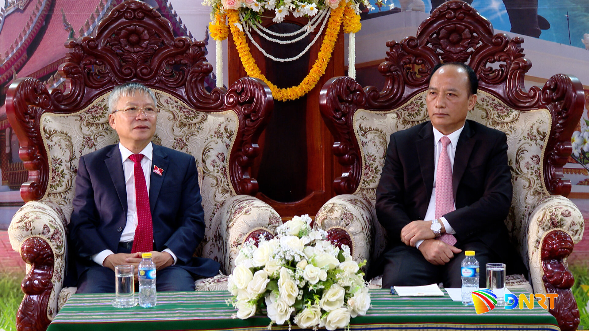 Chu tich HĐND trao doi