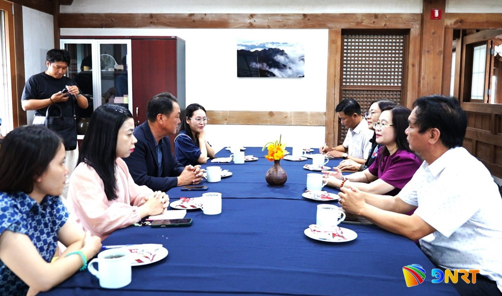Đoàn công tác Sở Văn hóa, Thể thao và Du lịch thành phố Đà Nẵng, Báo và phát thanh, truyền hình Đà Nẵng gặp chào xã giao ông Jeon Go-pil, Tổng Giám đốc Quỹ Văn hóa Du lịch huyện Yeongam. Ảnh: Đoàn công tác