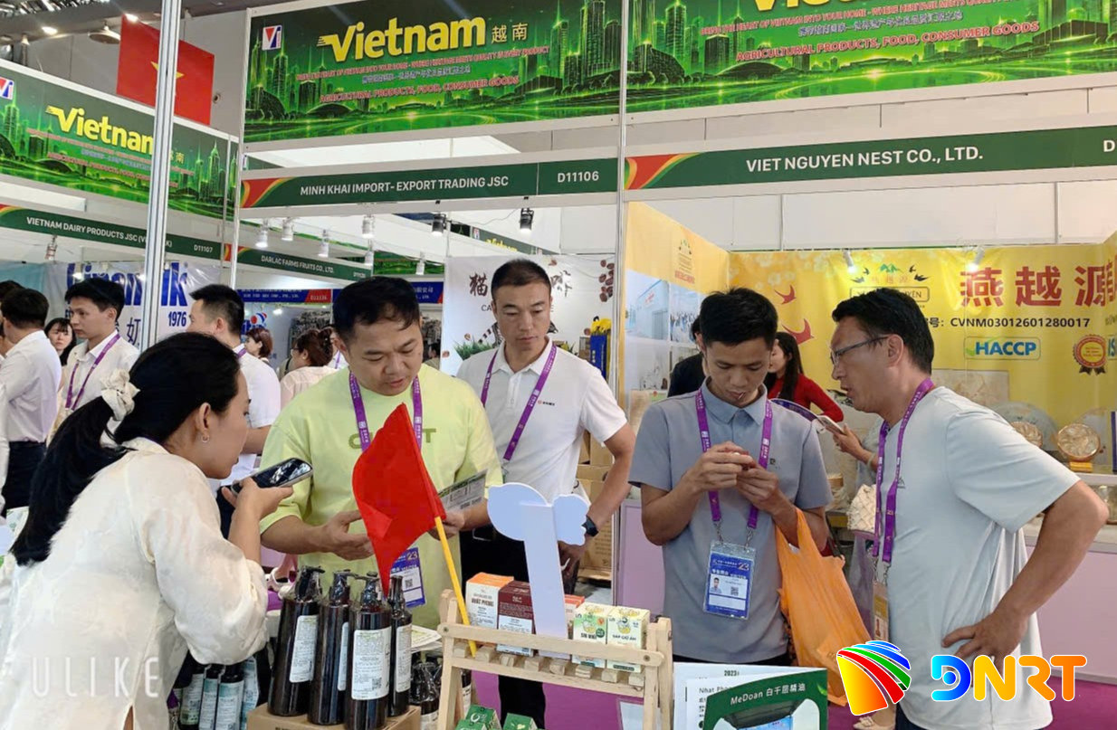 Gian hàng của doanh nghiệp Đà Nẵng thu hút nhiều khách tham quan, mua sắm. Ảnh: Đoàn Công tác cung cấp