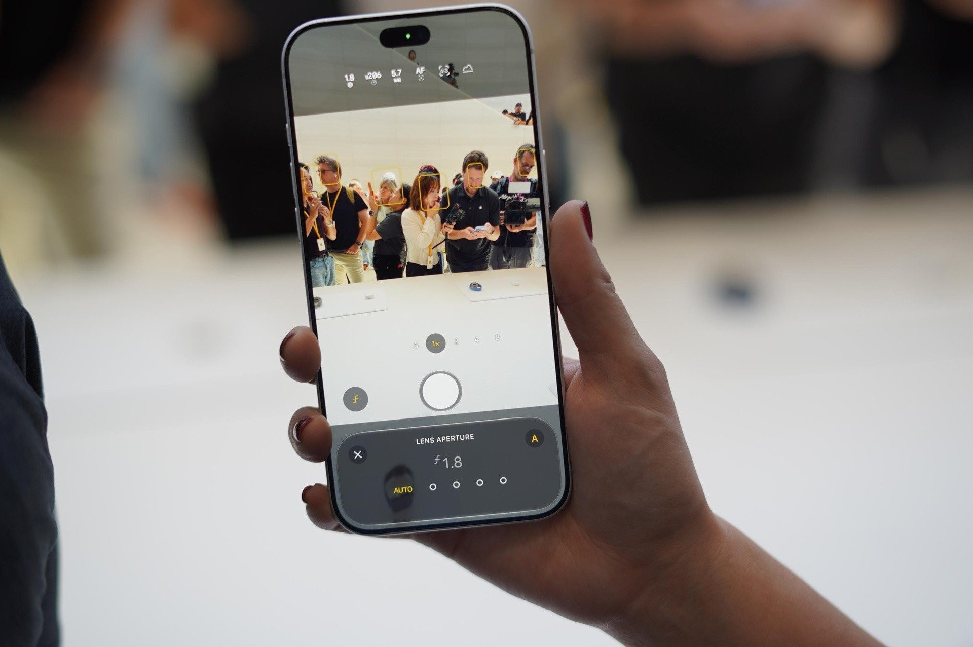 Giao diện máy ảnh chụp Reference Image trên iPhone 18 Pro