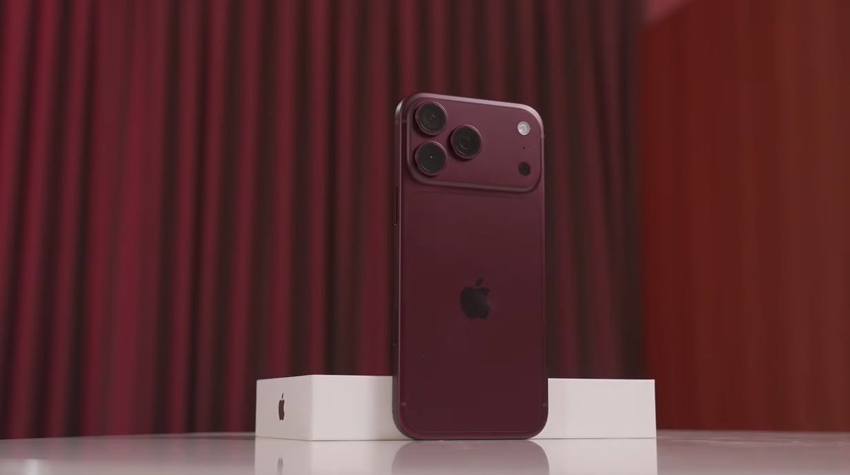 Reviewer mở hộp chiếc iPhone 18 Pro Max màu đỏ Burgundy đầu tiên tại Việt Nam