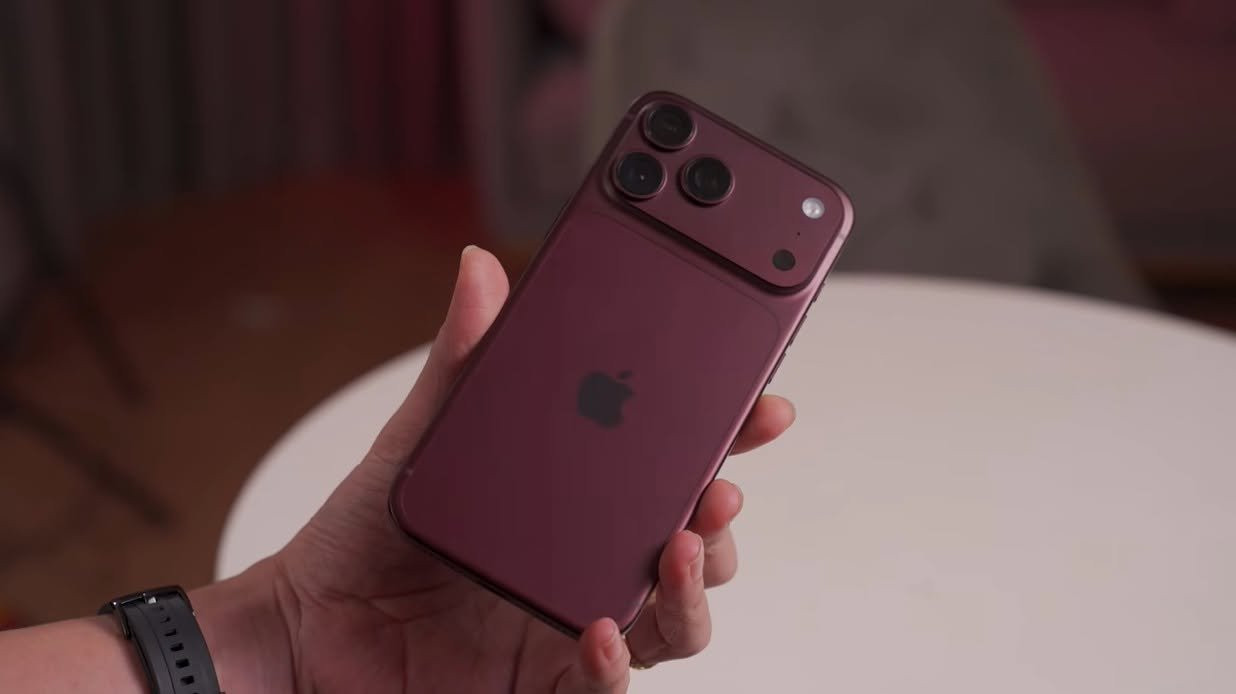 Chi tiết mặt lưng liền mạch màu đỏ Burgundy trên iPhone 18 Pro Max