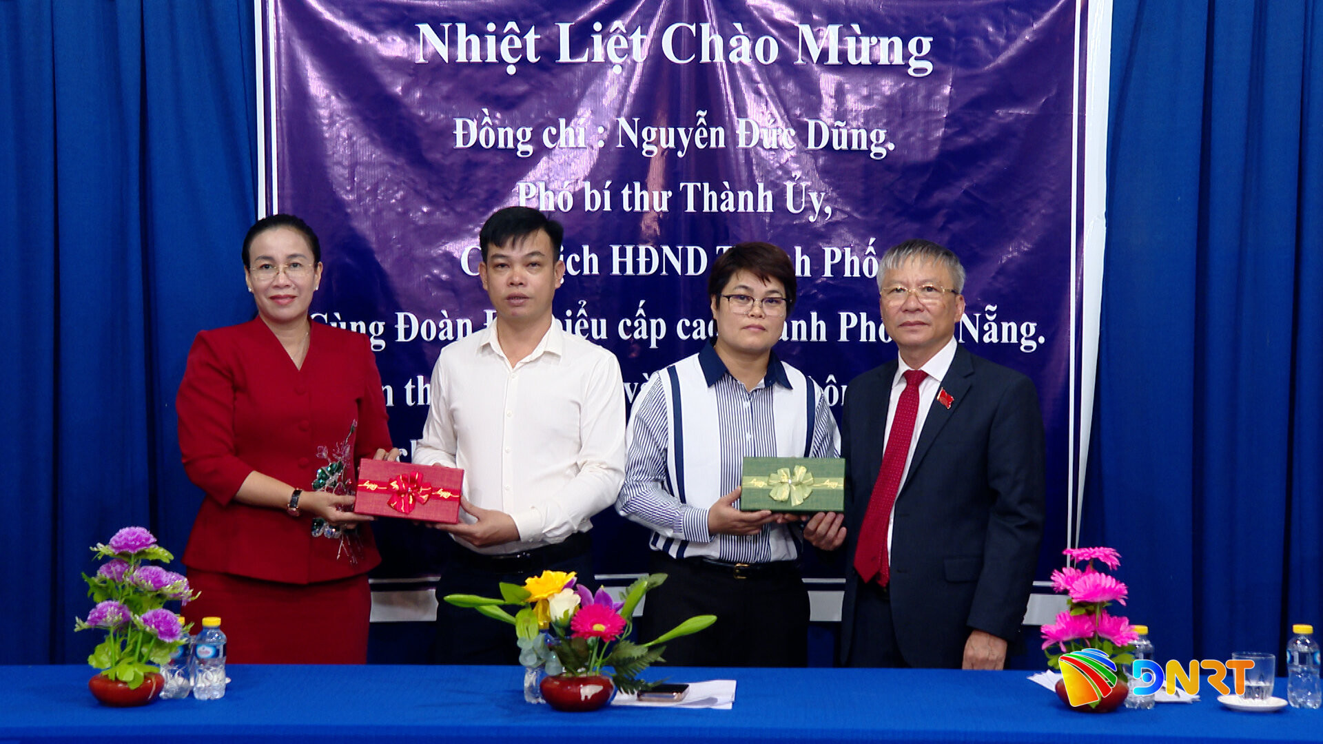 trao-qua-cho-2-gioa-vien(1).jpg