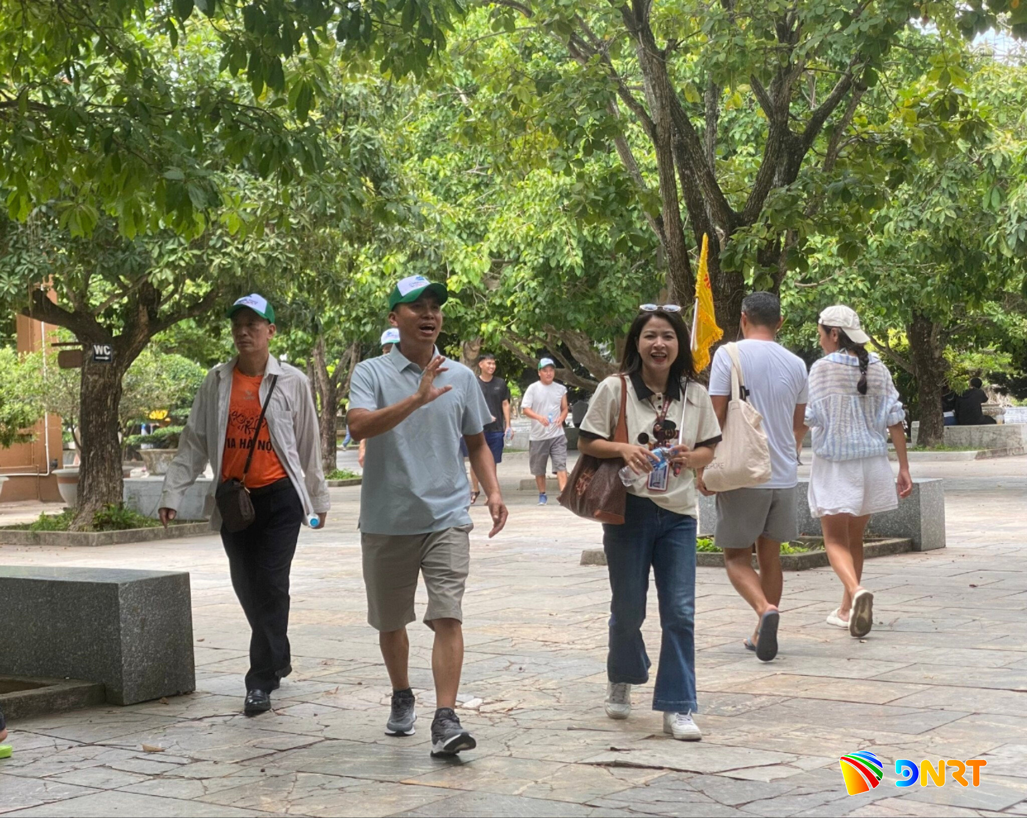 Du khách tham quan chùa Linh Ứng Sơn Trà