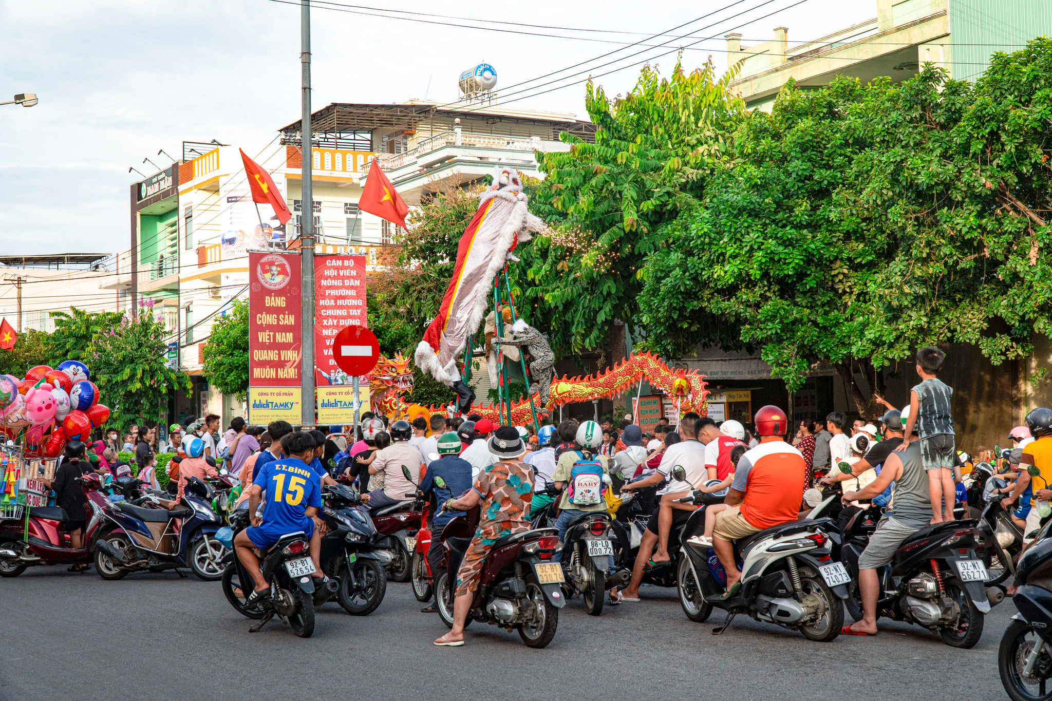 1) Nơi nào diễn ra múa lân, nơi đó chật kín người xem và cổ vũ. Ảnh Nguyễn Điện Ngọc
