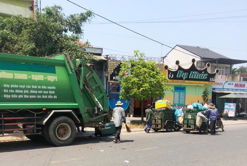 17.1 - Chùm 3 ảnh - Việc thu gom, vận chuyển của các đơn vị môi trường cũng cần có hệ thống phân loại để đồng bộ (1)