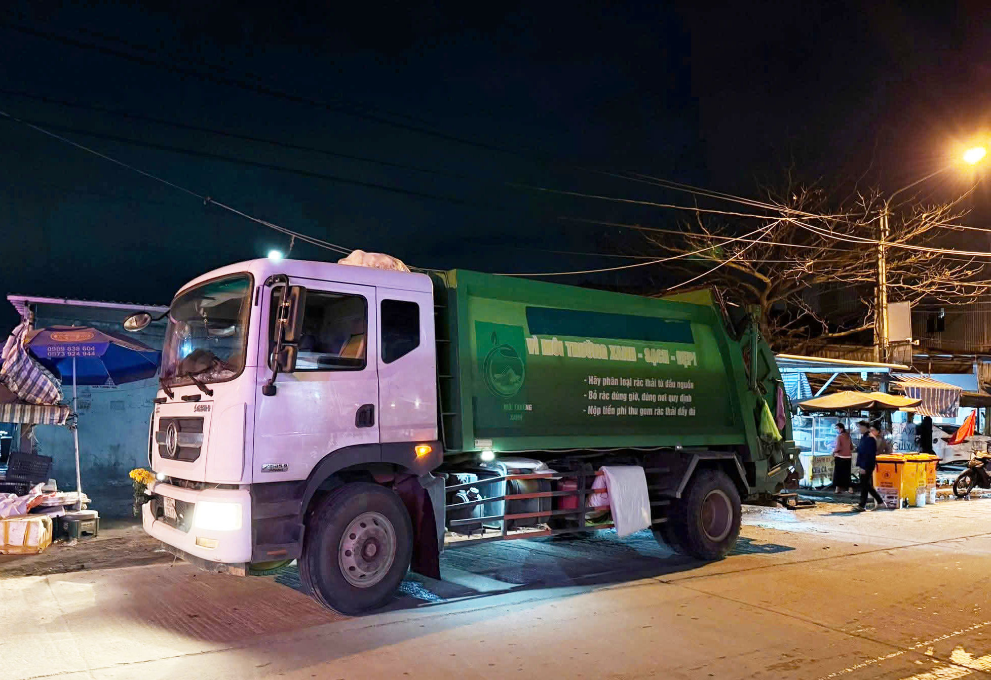 17.3 - Chùm 3 ảnh - Việc thu gom, vận chuyển của các đơn vị môi trường cũng cần có hệ thống phân loại để đồng bộ