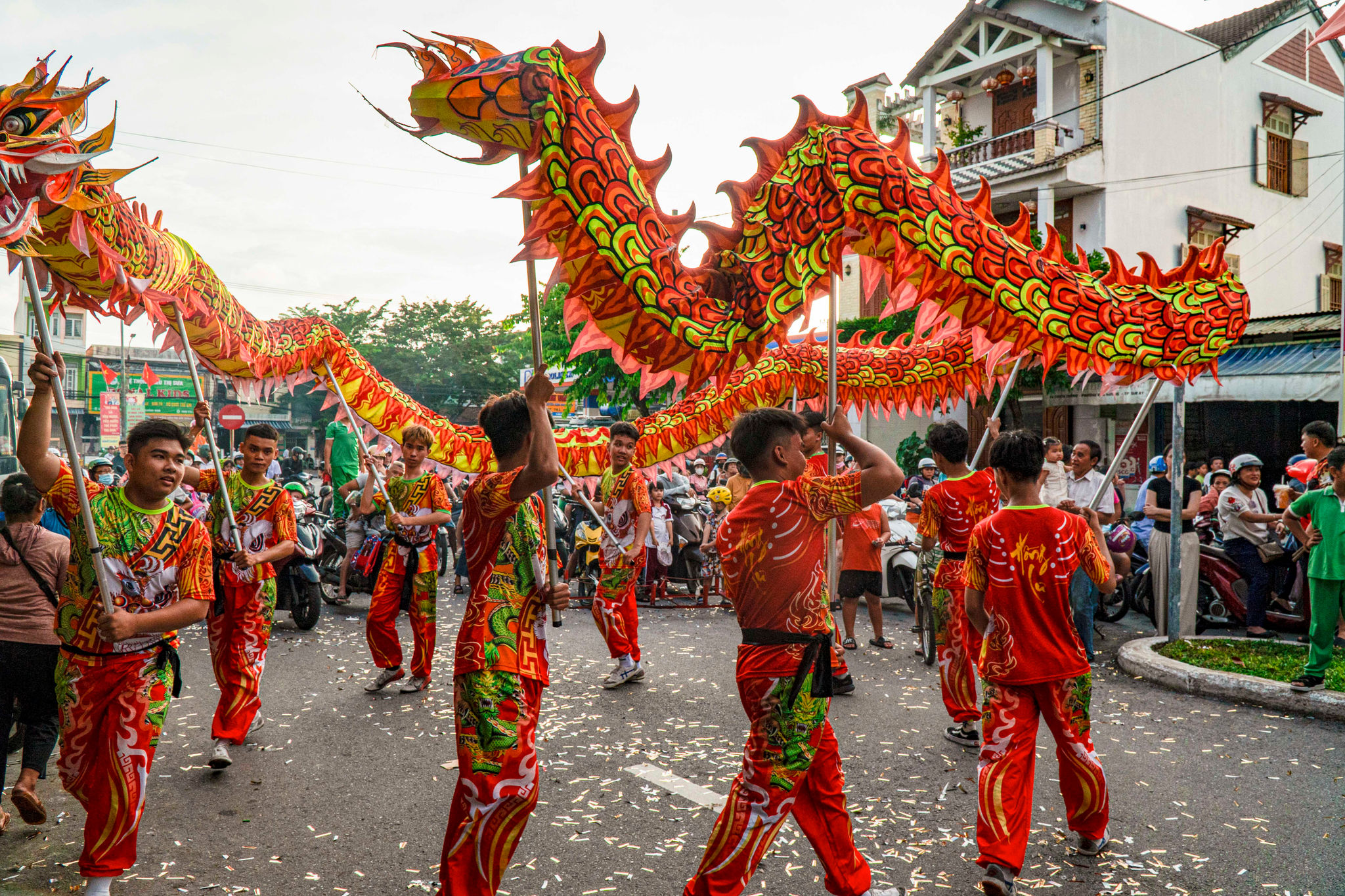 5) Những bước đi uyển chuyển tạo nên những khúc vòng lượn đẹp mắt của con rồng. Ảnh Nguyễn Điện Ngọc