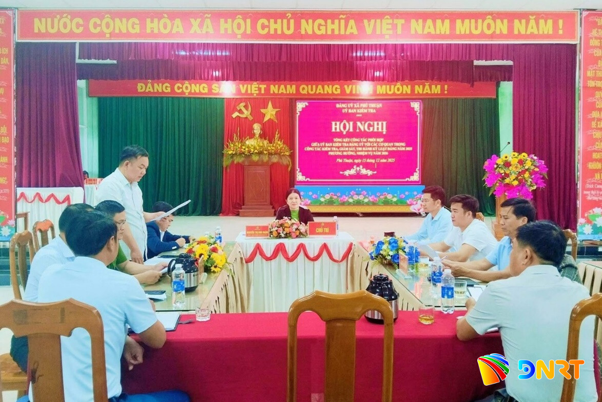 Ủy ban Kiểm tra Đảng ủy xã Phú Thuận tổ chức đánh giá công tác phối hợp với các cơ quan tham mưu, giúp việc trong thực hiện nhiệm vụ kiểm tra, giám sát năm 2025, triển khai phương hướng năm 2026. Ảnh: P.T
