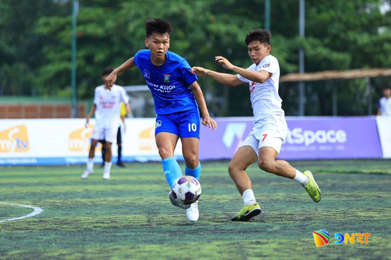 Trận chung kết giữa Trường Cao đẳng FPT Polytechnic Đà Nẵng (bên trái) và Đại học Duy Tân diễn ra hấp dẫn. Ảnh: THÀNH DANH