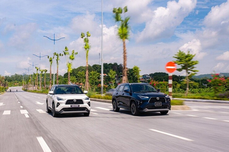 Tổng thể ngoại thất Toyota Yaris Cross tại không gian trưng bày
