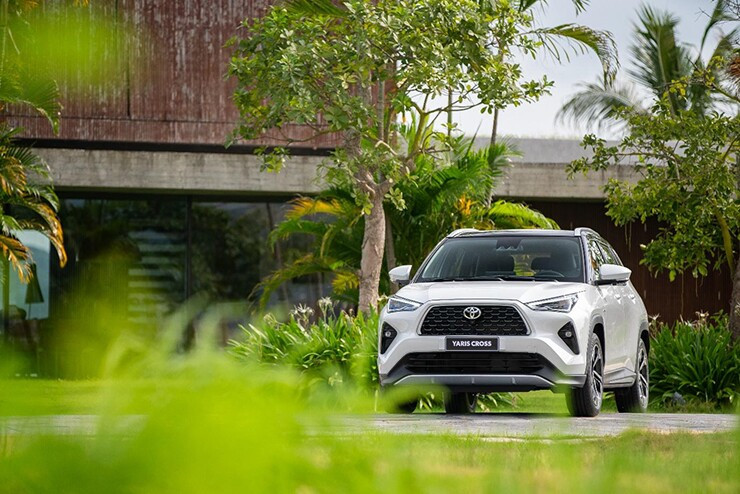 Toyota Yaris Cross phiên bản màu trắng nóc đen tại đại lý
