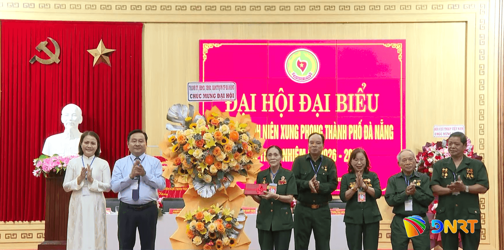 Phó Chủ tịch HĐND thành phố Nguyễn Công Thanh (thứ 2 từ trái sang) và Phó Chủ tịch Ủy ban MTTQ Việt Nam thành phố Trần Thị Mẫn (ngoài cùng bên trái) tặng hoa chúc mừng đại hội. Ảnh: HIẾU NGÂN