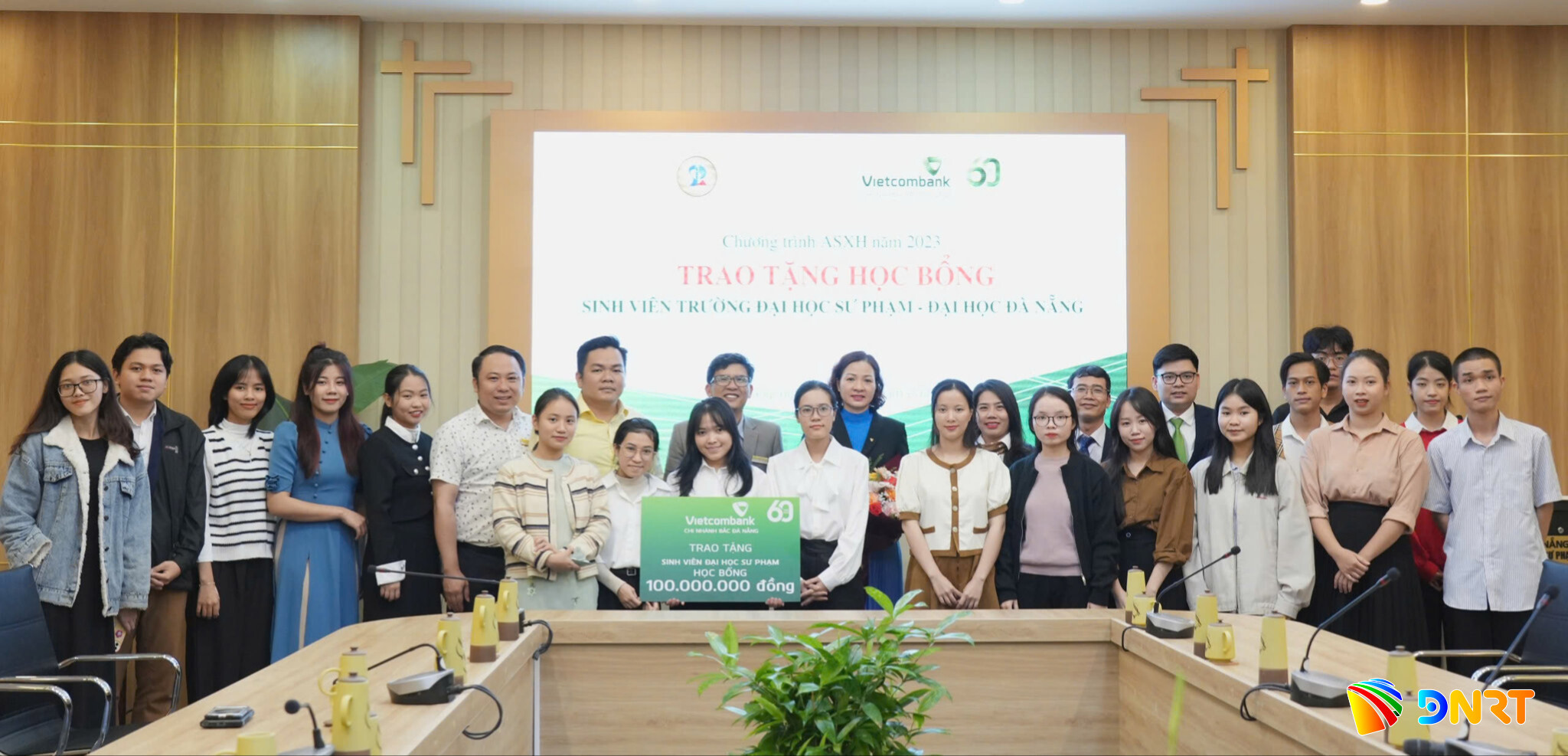 01_vietcombank-ung-ho-quy-hoc-bong-truyen-cam-hung-ued.jpg