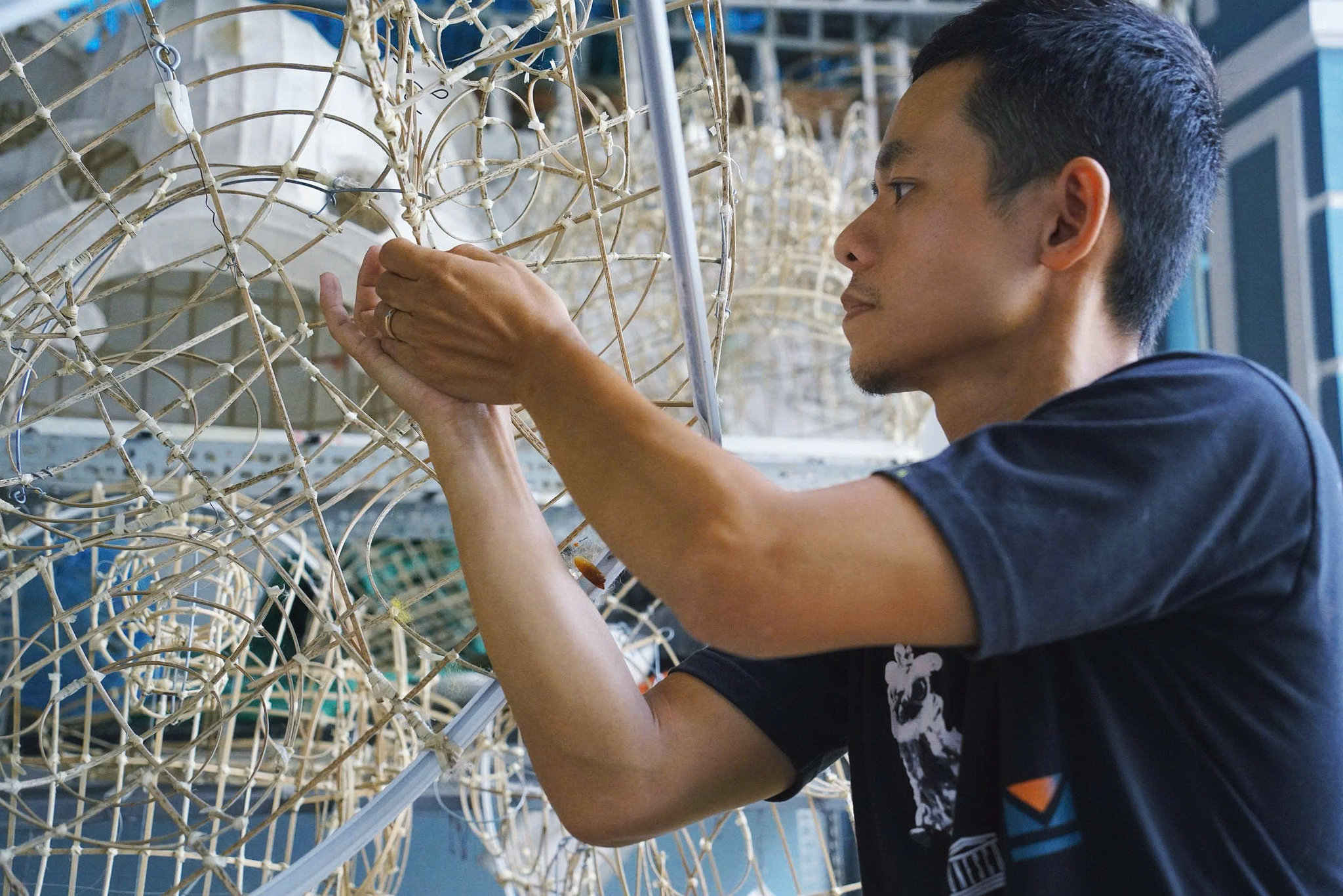 Người thợ liên tục căn chỉnh tỷ lệ, độ cong để bộ khung giữ được hình dáng cân đối.