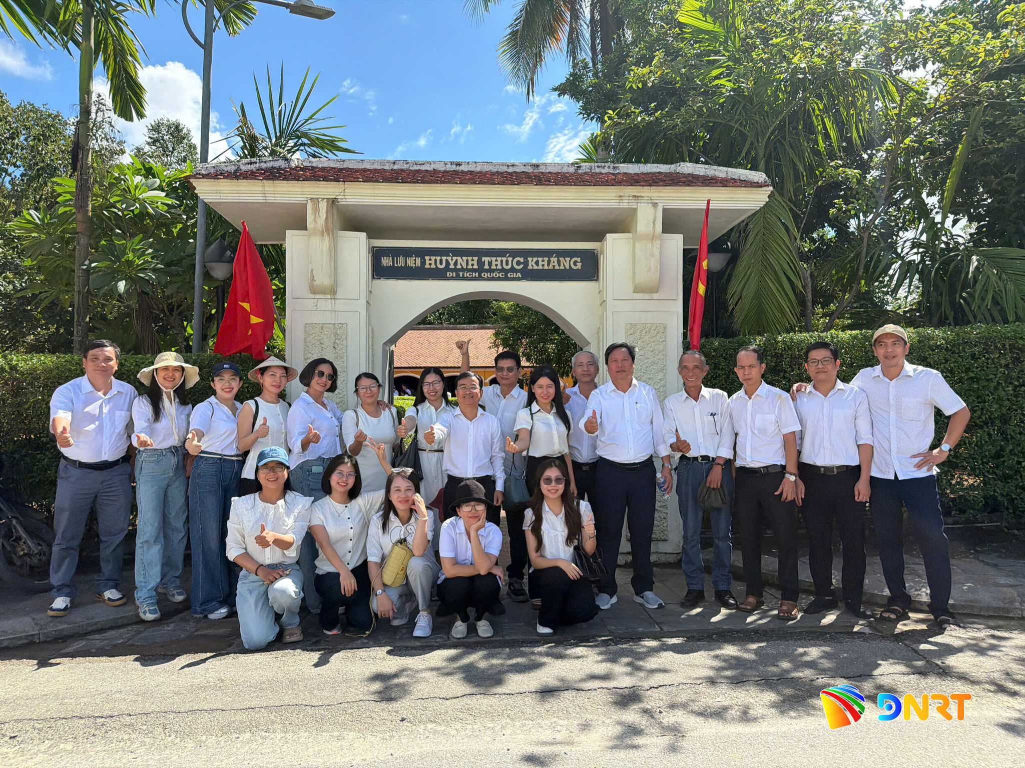 Chi bộ Thư ký - Biên tập chụp ảnh lưu niệm tại Nhà lưu niệm cụ Huỳnh Thúc Kháng. Ảnh: CHIÊU DƯƠNG