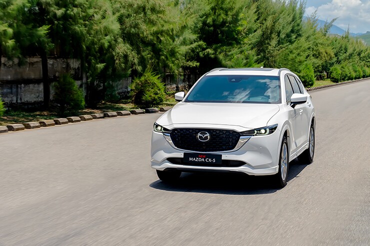 Thiết kế đầu xe Mazda CX-5 với lưới tản nhiệt tổ ong mở rộng