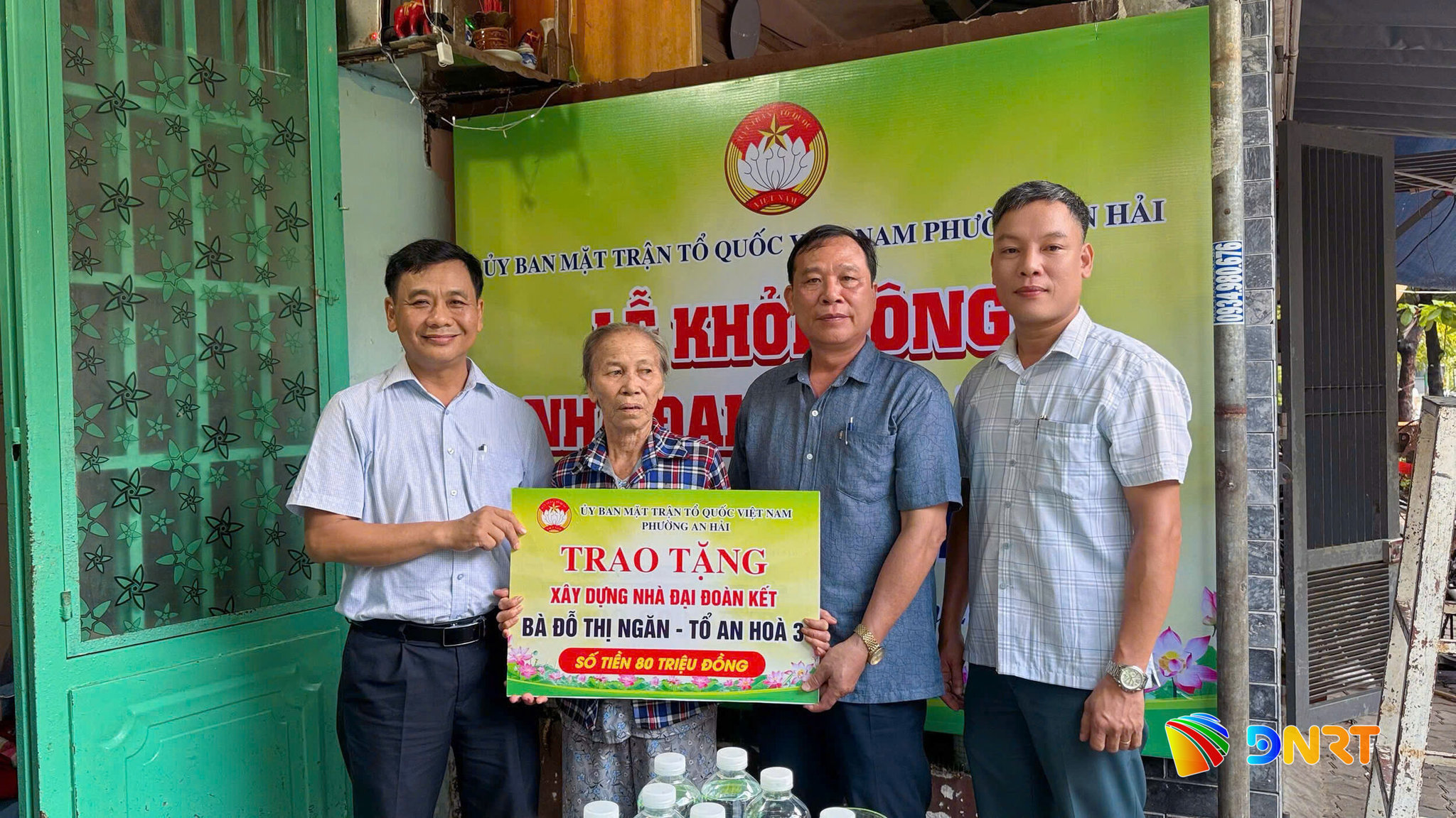 Trao bảng hỗ trợ cho bà Đỗ Thị Ngăn tại Lễ Khởi công