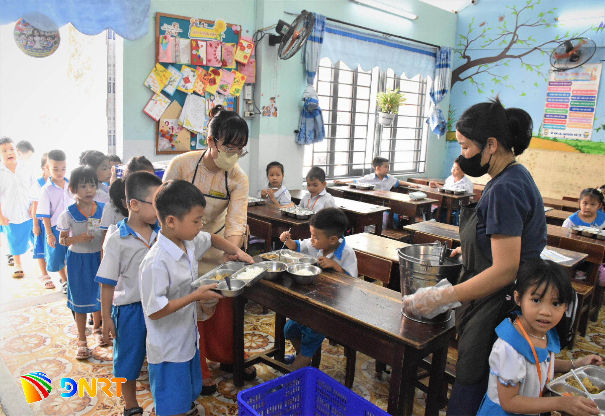 Học sinh Trường Tiểu học Nguyễn Văn Trỗi ăn bán trú