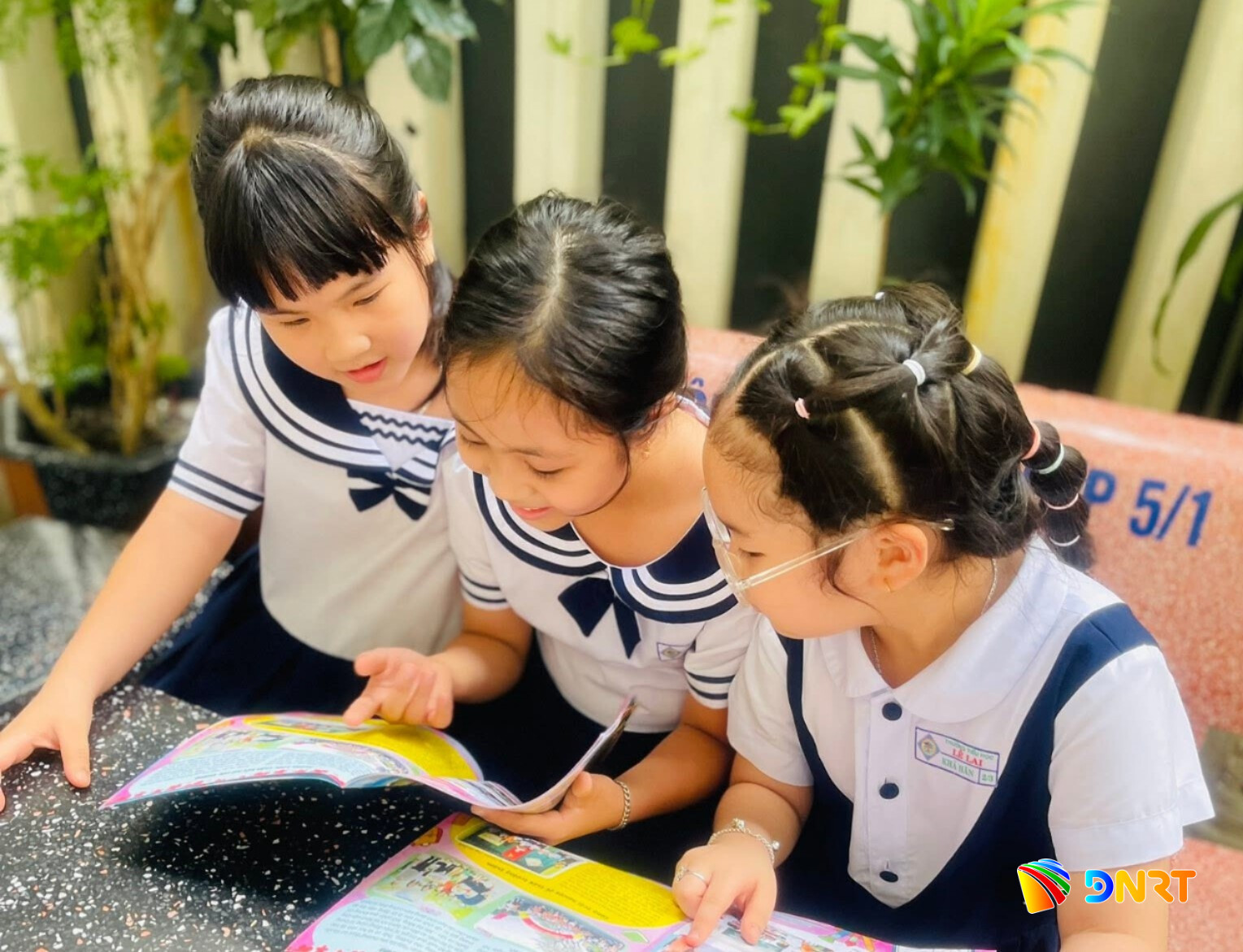 Học sinh đọc báo đội tại Trường Tiểu học Lý Tự Trọng