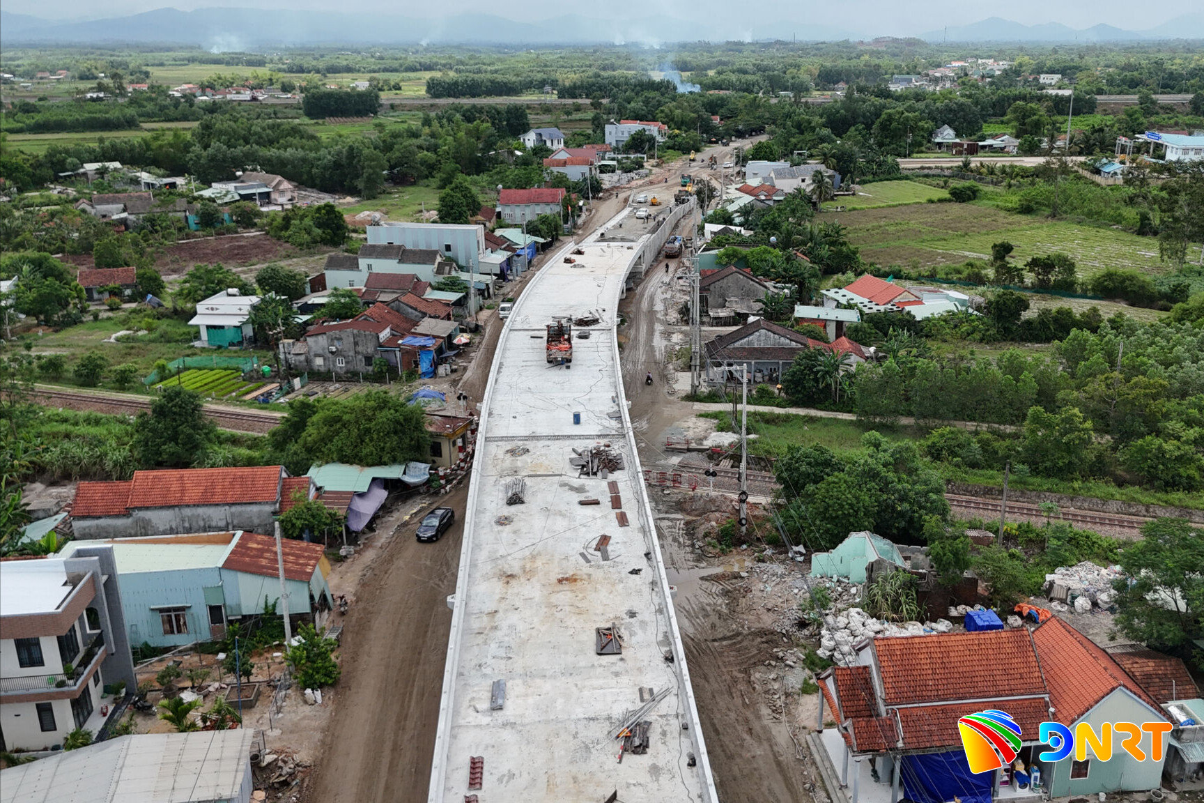 Tiến độ thi công nút giao cầu vượt đường sắt (xã Thăng Bình), thuộc Dự án cải tạo, nâng cấp quốc lộ 14E đoạn Km15+270 - Km89+700 đang được nhà thầu đẩy nhanh tiến độ. Ảnh: LÊ MỸ
