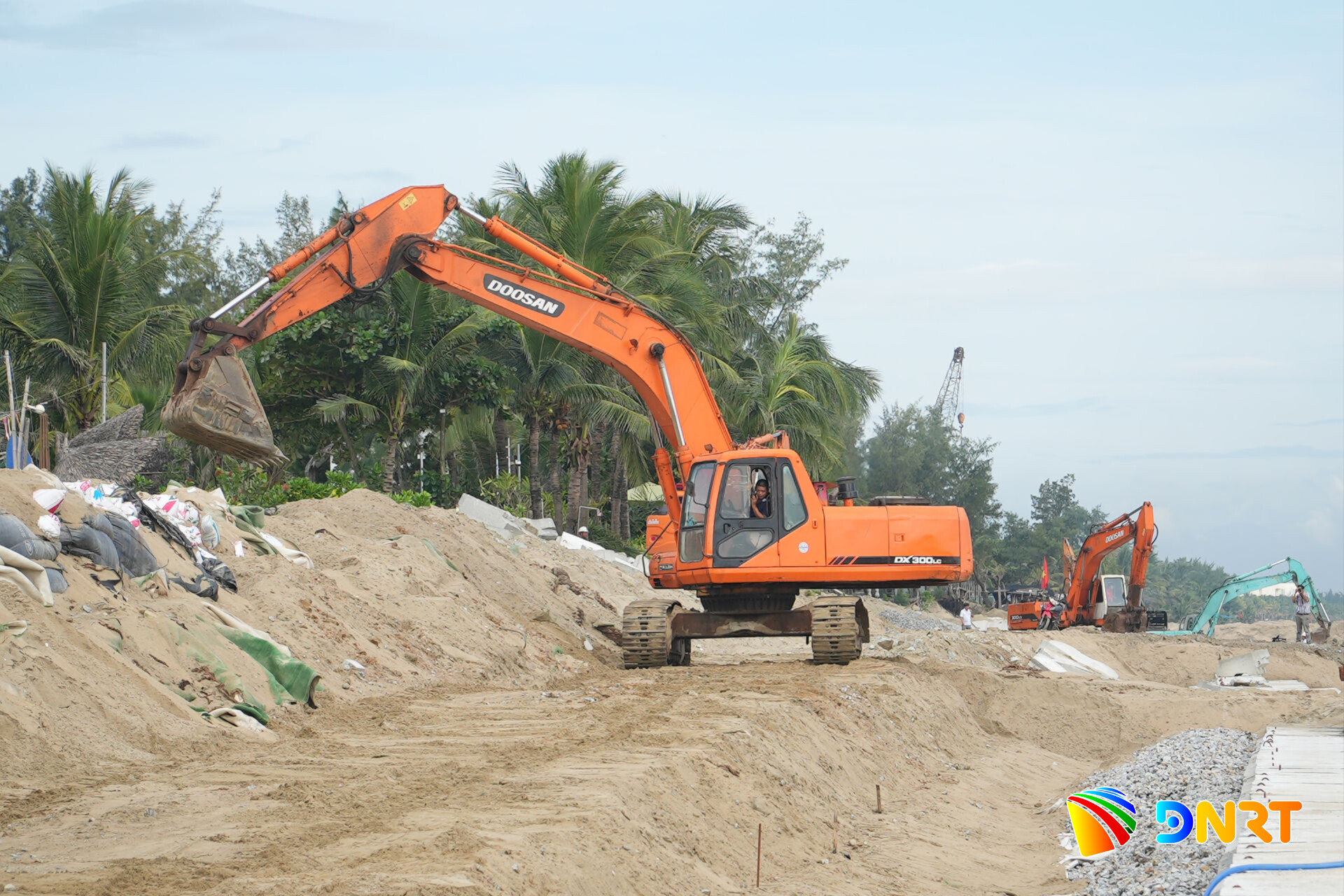Nhà thầu đẩy nhanh tiến độ hoàn thành khu vực 3, Công trình khắc phục xói lở bờ biển Hội An (qua địa bàn phường Hội An Tây). Ảnh: LÊ MỸ