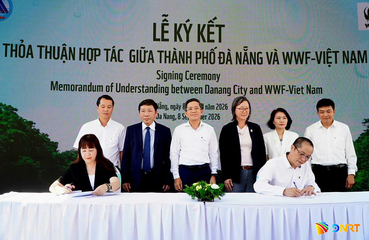 Đại diện UBND thành phố Đà Nẵng và WWF - Việt Nam ký kết biên bản ghi nhớ hợp tác. Ảnh: TÂM ĐAN