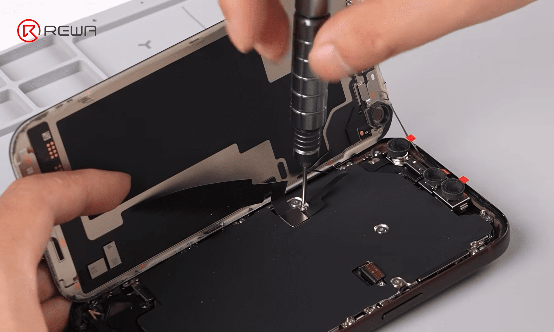 Mổ bụng iPhone 18 Pro khám phá nội thất