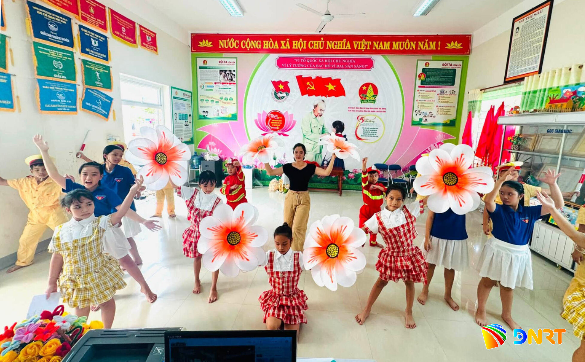 Học sinh Trường Tiểu học Võ Thị Sáu chuẩn bị văn nghệ