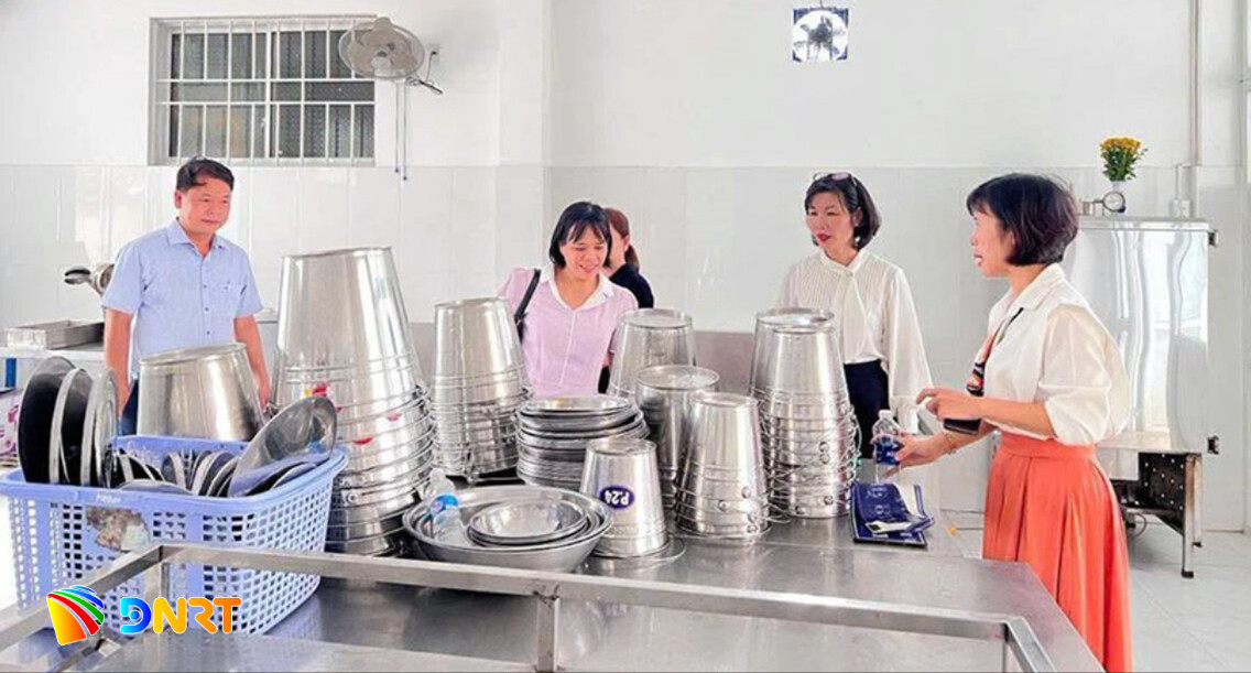 Ban Giám hiệu Trường Tiểu học Võ Thị Sáu kiểm tra bếp ăn