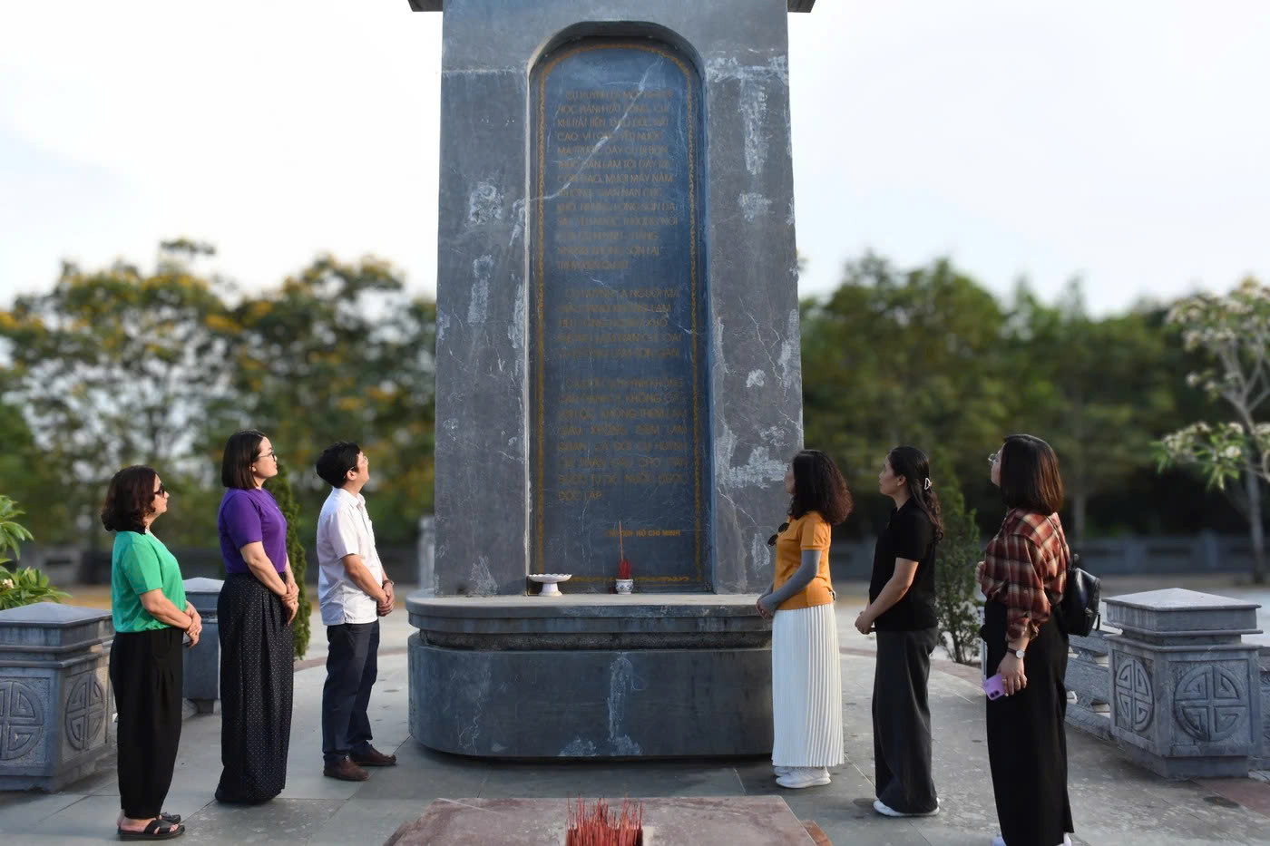 Bia mộ cụ Huỳnh Thúc Kháng