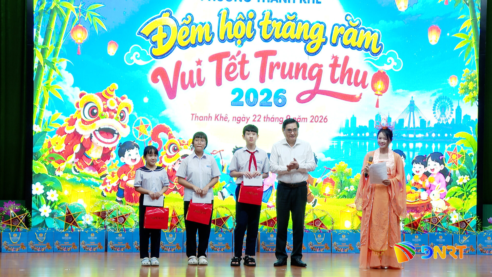bi thu thanh khe trao qua trung thu