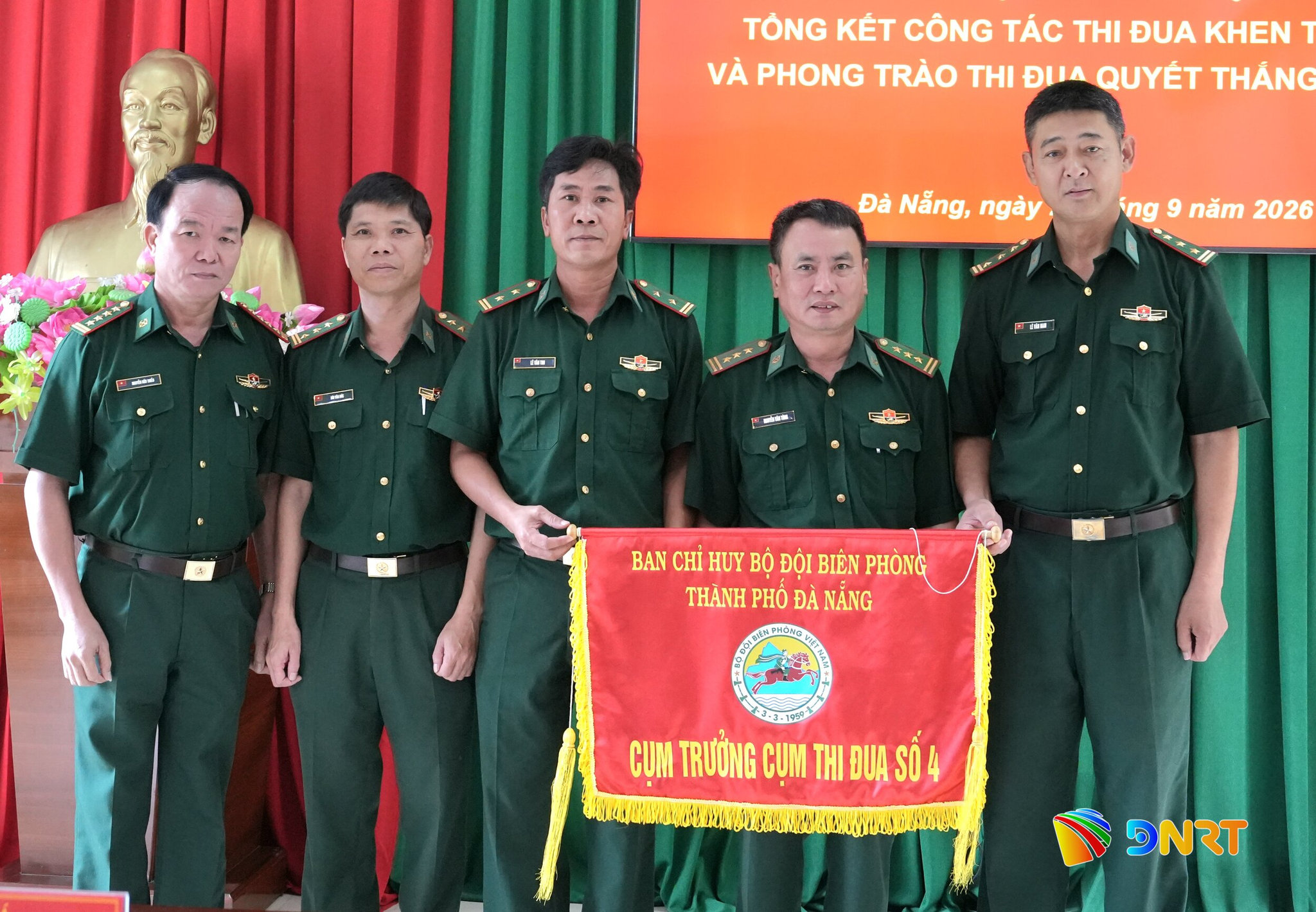 Đồn Biên phòng A Nông bàn giao cờ Cụm trưởng Cụm thi đua tuyến biên giới đất liền cho Đồn Biên phòng