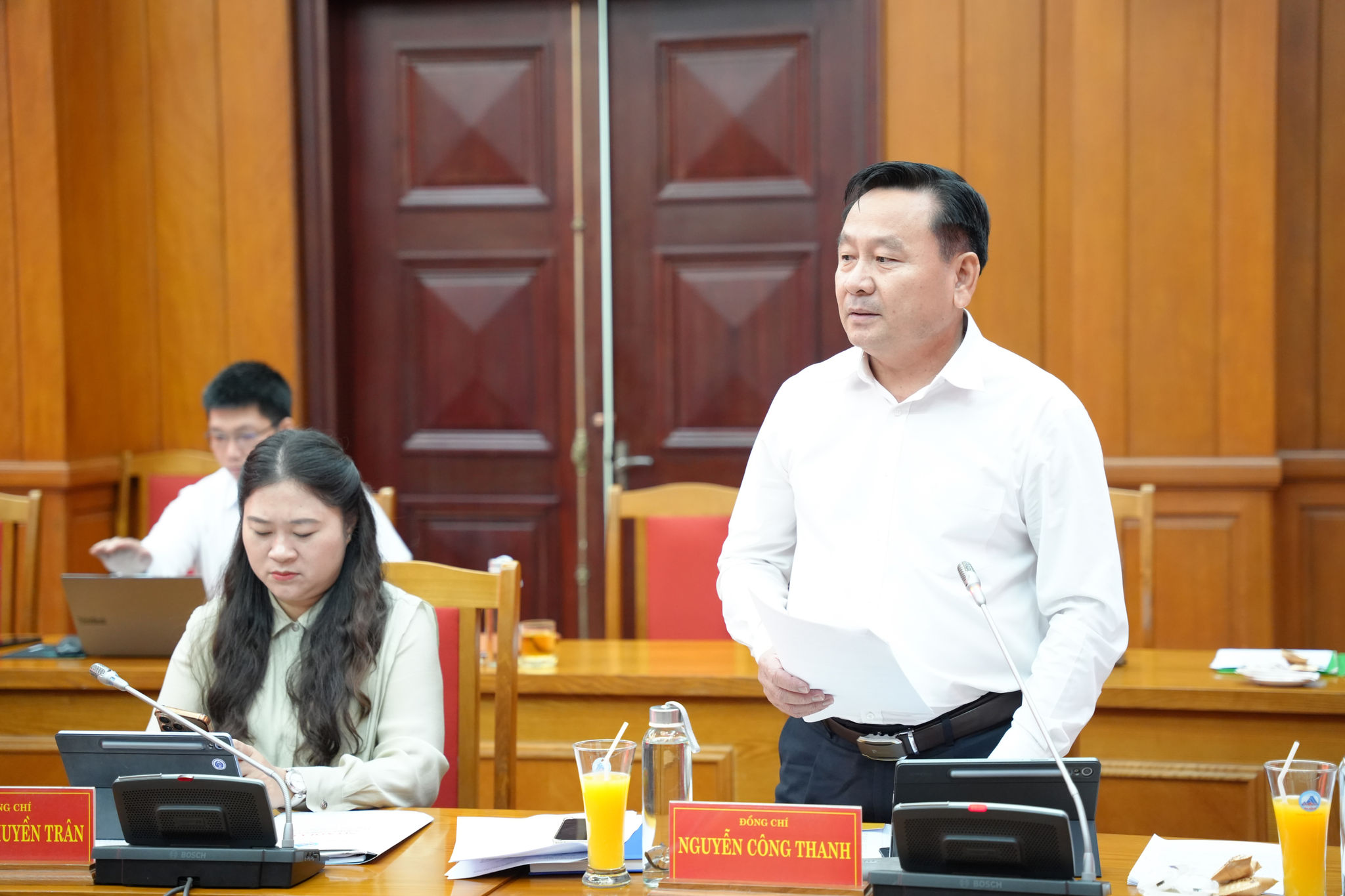 Phó Chủ tịch HĐND thành phố Nguyễn Công Thanh (bên phải) phát biểu tại buổi làm việc. Ảnh: T.CÔNG