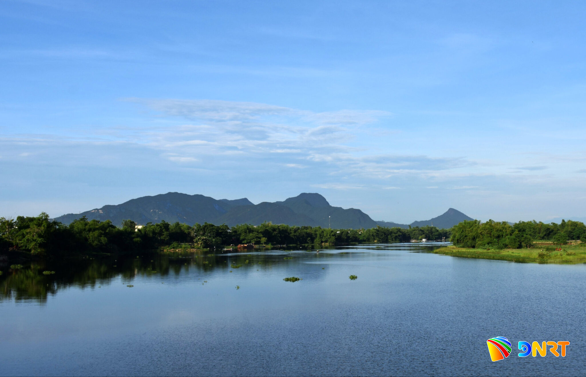 hon-den-va-hon-tau-nhin-tu-song-thu-bon.jpg