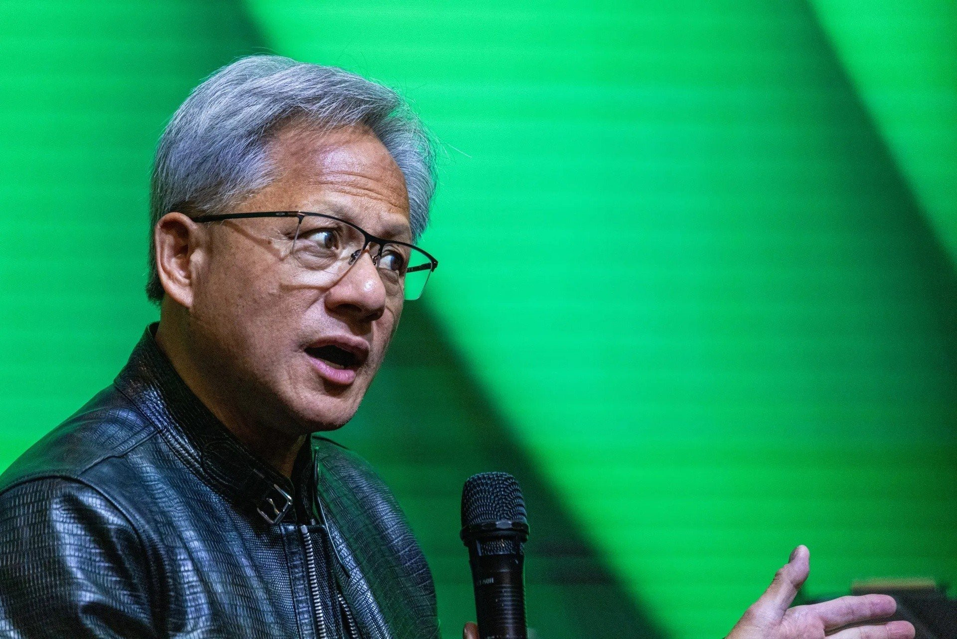 CEO Nvidia Jensen Huang bác bỏ dự báo AI gây tuyệt chủng nhân loại
