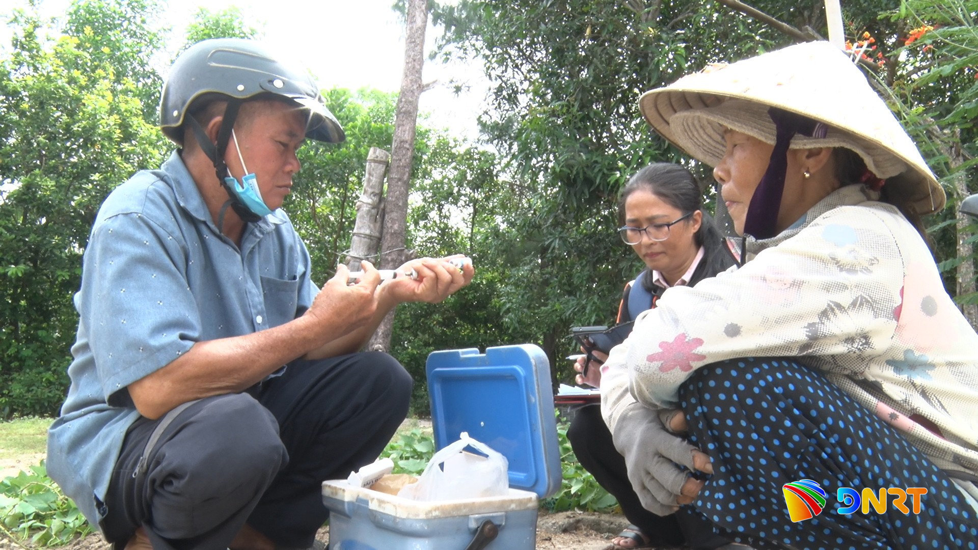 can-bo-thu-y-phuong-quang-phu-tuyen-truyen-cho-nguoi-dan-ve-cong-tac-tiem-phong-vac-xin-cho-dan-vat-nuoi.-anh-q.son.jpg