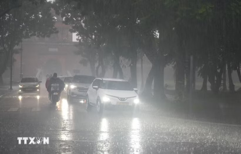 Mưa rất to vào sáng 11/9 khiến hạn chế tầm nhìn, các phương tiện di chuyển trên đường ở thành phố Huế phải bật đèn. (Ảnh: Nguyên Lý/TTXVN)