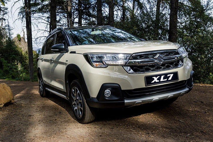 Đầu xe Suzuki XL7 Hybrid với cụm đèn pha LED