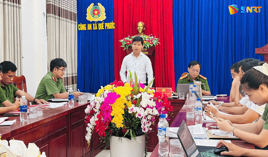Ủy ban Kiểm tra Đảng ủy xã Quế Phước làm việc với Chi bộ Công an xã. Ảnh: MINH THÔNG