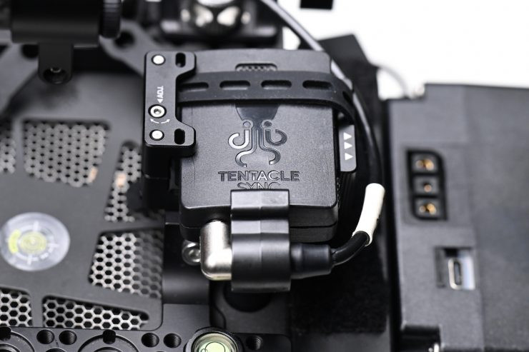 Lắp đặt hoàn chỉnh ngàm kẹp timecode trên thân máy quay