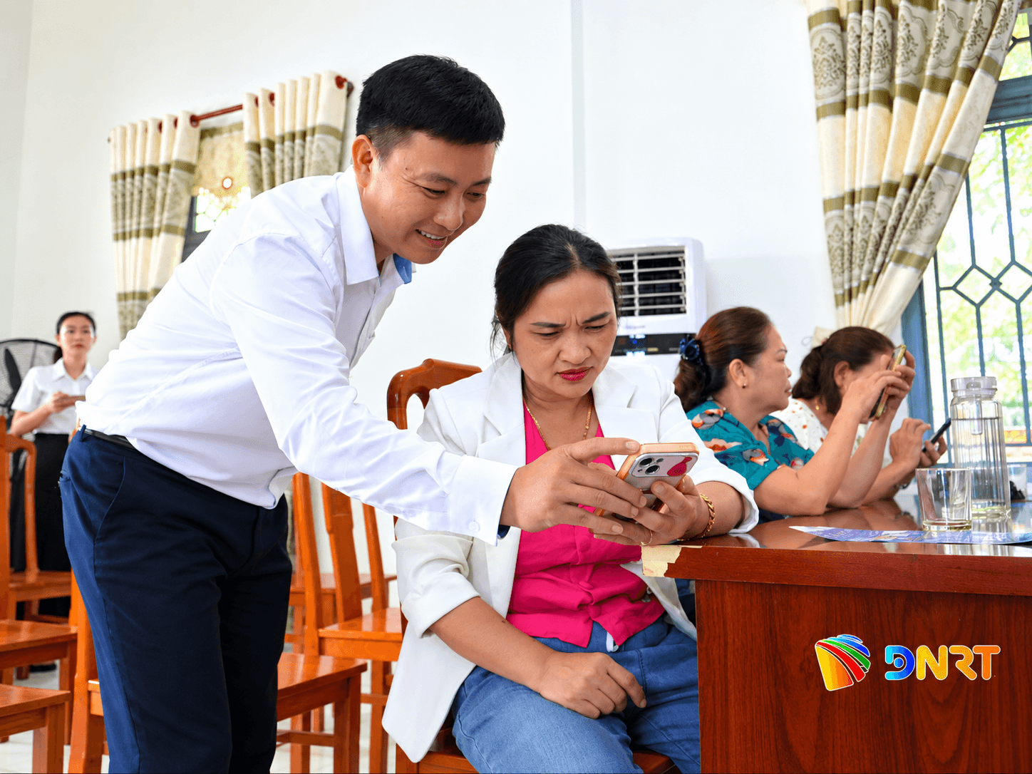 Công chức UBND xã Thăng Phú hỗ trợ tiểu thương