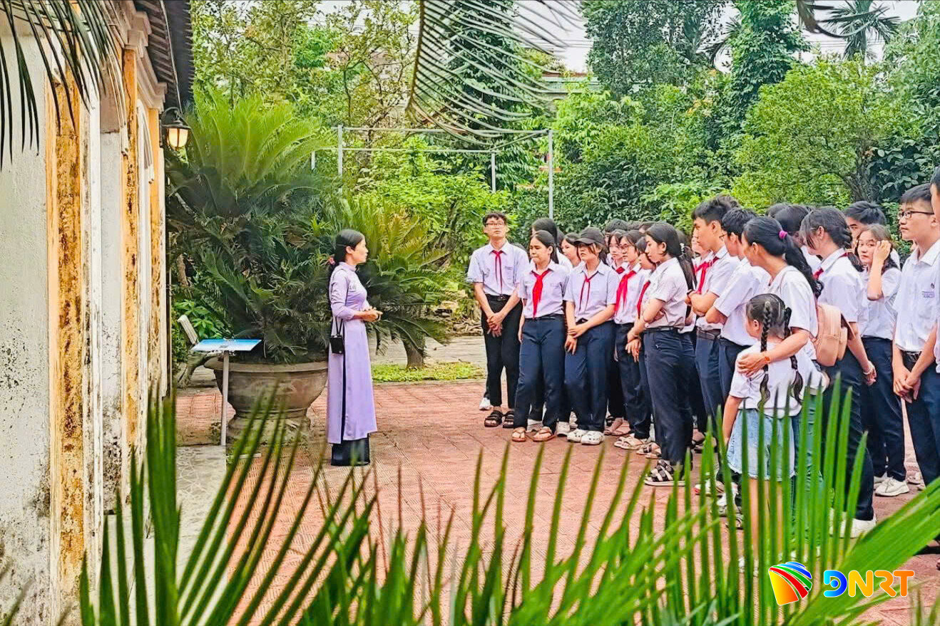 Mỗi năm, nhà lưu niệm cụ Huỳnh Thúc Kháng đón rất nhiều đoàn học sinh đến dâng hương tưởng nhớ. Ảnh: L.P