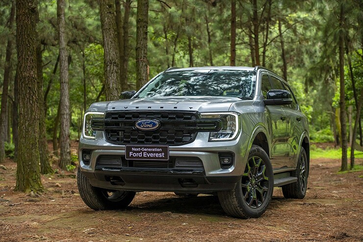 Hông xe Ford Everest 2026 khỏe khoắn với đường gân dập nổi dứt khoát
